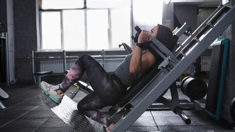 Hack Squat Nedir? Doğru Teknikle Hack Squat Nasıl Yapılır?