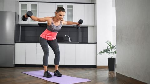 Evde Omuz Antrenmanı: Ekipmansız ve Dumbbell ile En Etkili Omuz Hareketleri